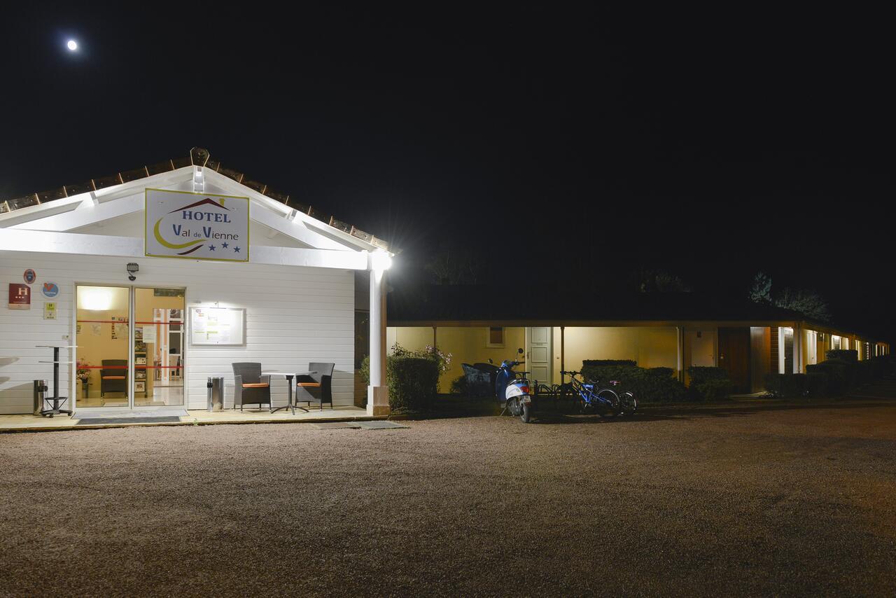 Logis Hotel Val De Vienne Le Vigeant 외부 사진