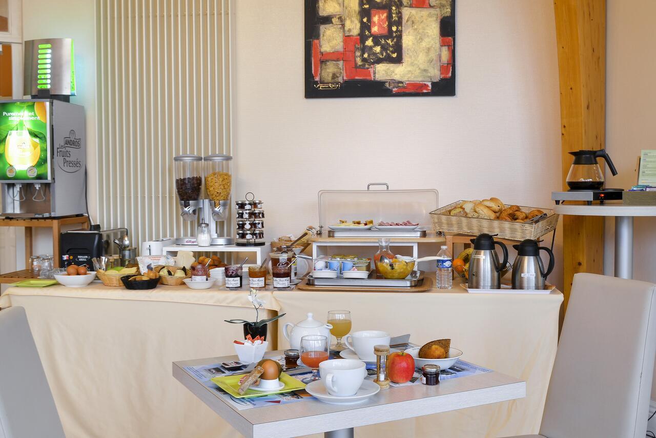 Logis Hotel Val De Vienne Le Vigeant 외부 사진