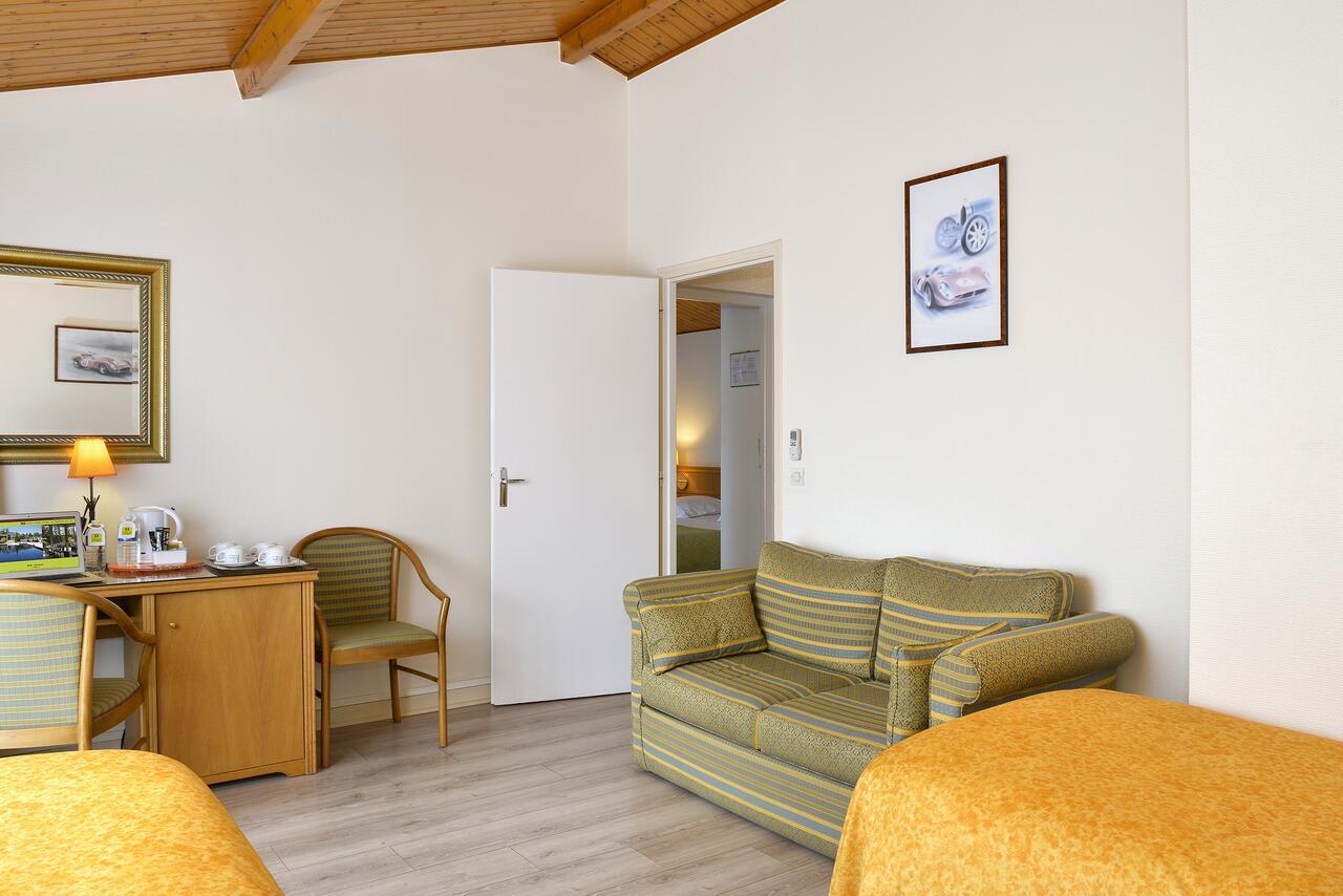Logis Hotel Val De Vienne Le Vigeant 외부 사진