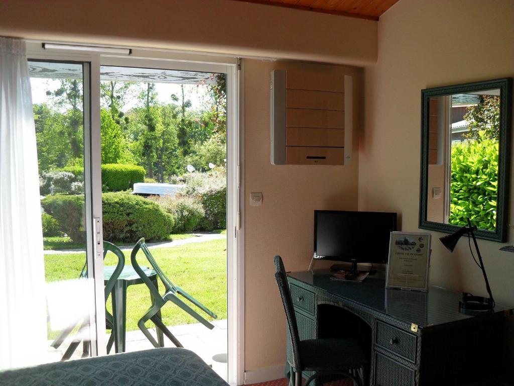 Logis Hotel Val De Vienne Le Vigeant 외부 사진