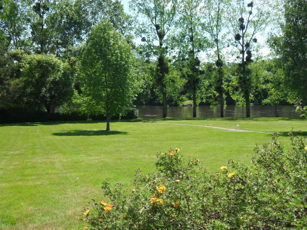 Logis Hotel Val De Vienne Le Vigeant 외부 사진