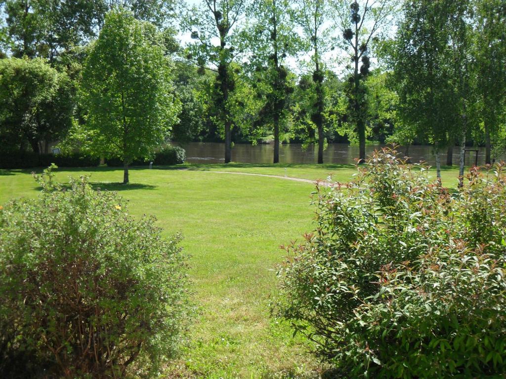 Logis Hotel Val De Vienne Le Vigeant 외부 사진