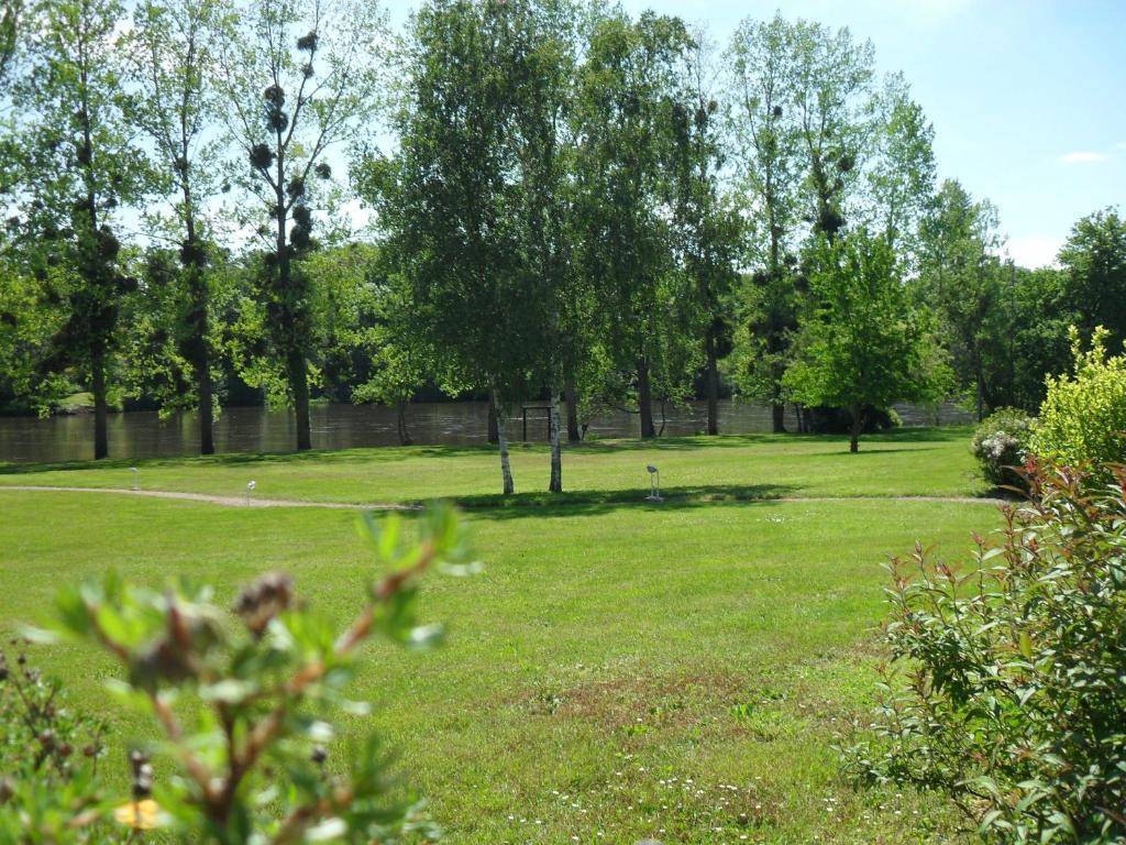 Logis Hotel Val De Vienne Le Vigeant 외부 사진